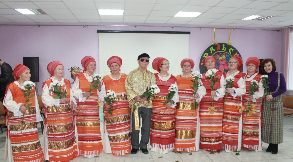 Фото, ансамбль в народных костюмах выступает в малом зале ДК ВОС.